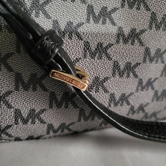 MICHAEL KORS JET SET BLACK MESSENGER TRAVEL BAG - LIKE NEW - Picture 3 of 10